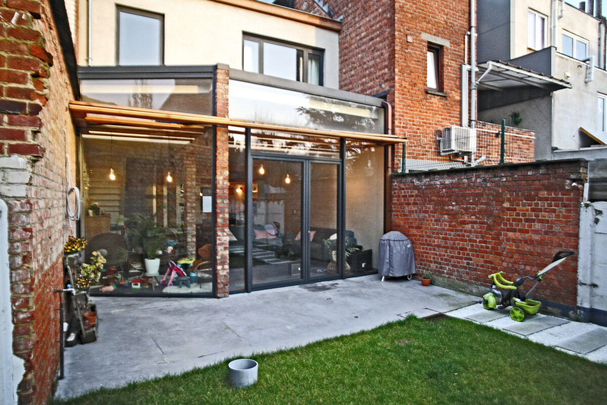 GBJ steen knikt glas snijdt hout