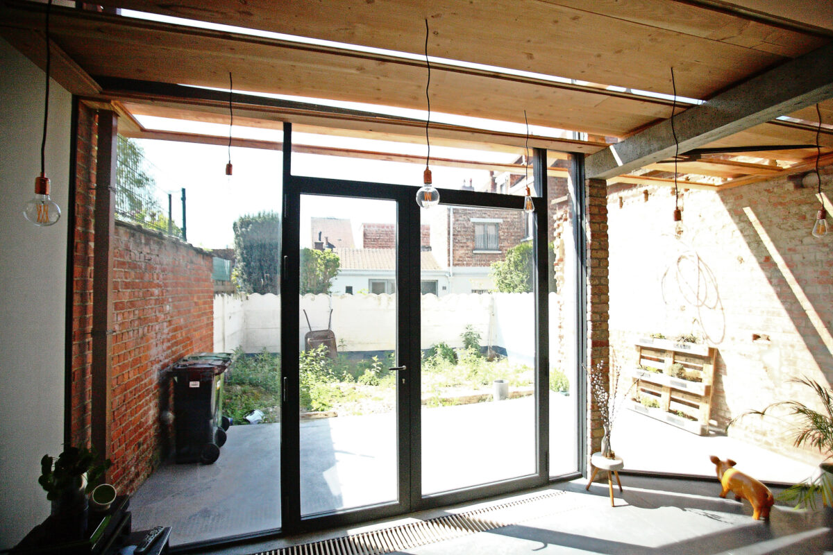 GBJ steen knikt glas snijdt hout