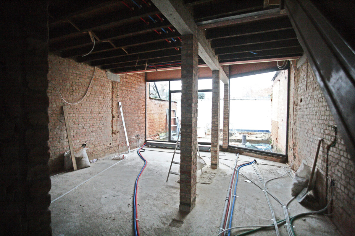 GBJ steen knikt glas snijdt hout